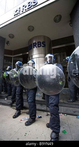 Bereitschaftspolizei schützen RBS Bank in der Stadt neben der Bank of England Stockfoto