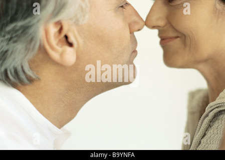 Älteres paar Nasen reiben Stockfoto