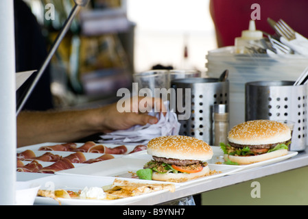 Frisch zubereitet von Hamburger Kochen warten um Kunden bedient werden Stockfoto