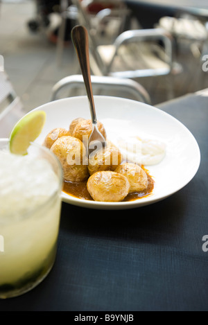 Kleine Bratkartoffeln mit sauce Stockfoto
