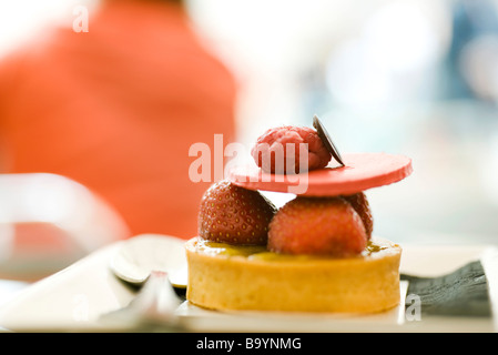 Torte mit frischen Beeren garniert Stockfoto