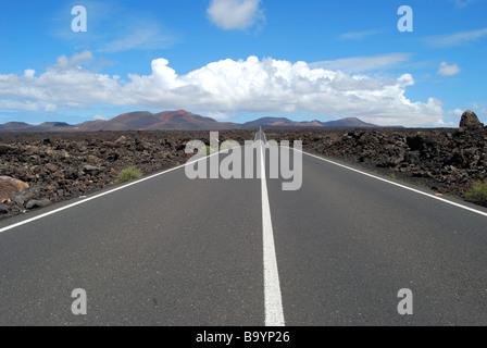 Straße durch vulkanische Lava, Nationalpark Timanfaya, Lanzarote, Kanarische Inseln, Spanien Stockfoto