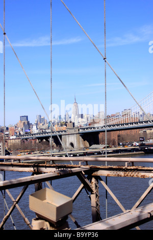 Das Empire State Building, gesehen durch die Tragseile der Brooklyn Bridge, New York City, USA Stockfoto