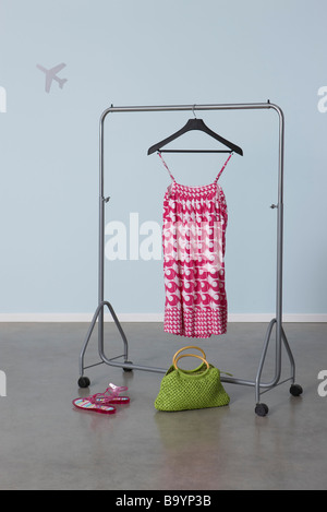 Sommerliche womans Outfit auf Kleiderständer, Flugzeug-Bild im Hintergrund Stockfoto