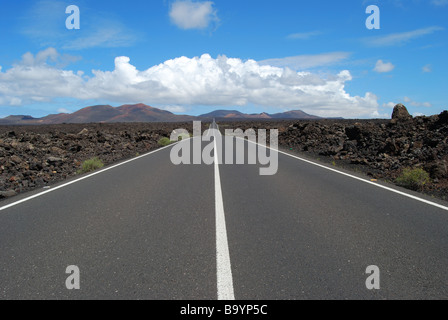 Straße durch vulkanische Lava, Nationalpark Timanfaya, Lanzarote, Kanarische Inseln, Spanien Stockfoto