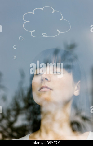 Junge Frau mit Gedankenblase über Kopf Stockfoto