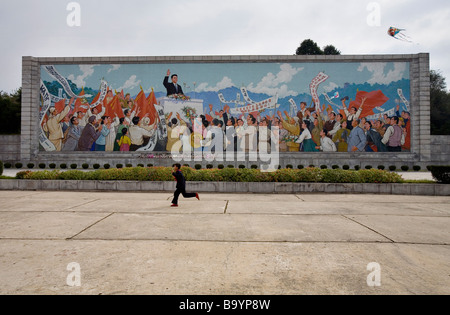 Junge mit Drachen vor ein riesiges Mosaik in der Nähe von Kim Il-Sung-Stadion in Pjöngjang (Nordkorea, Nordkorea) Stockfoto