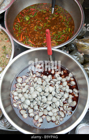 Pikante Chili-Muscheln und Chilisauce auf einem Bangkok Straße stand Thailand Stockfoto