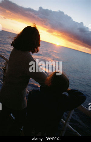 Mutter und Tochter auf dem Deck, Blick auf Sonnenuntergang Stockfoto