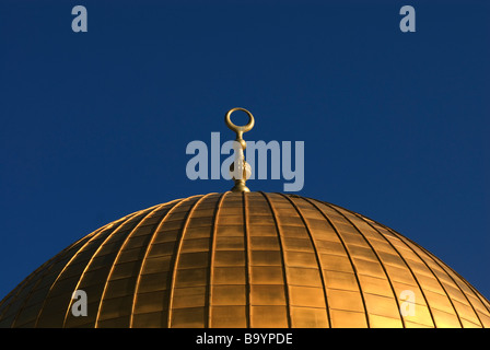 Der vergoldete islamische Schrein Dome of the Rock befindet sich in Der Tempelberg, der den Muslimen als der Haram esh-Sharif bekannt ist In der alten Stadt Ostjerusalem Israel Stockfoto