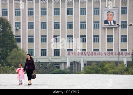 Mutter und Tochter mit sung-Porträt in Pjöngjang (Nordkorea, Nordkorea) Stockfoto