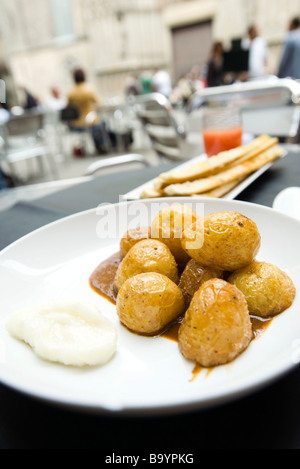 Kleine Bratkartoffeln mit sauce Stockfoto