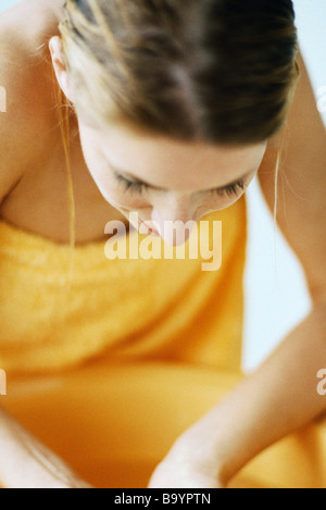 Frau Gesicht im Waschbecken waschen Stockfoto