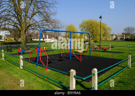 Kinderspielplatz auf dem Dorfplatz bei Wicken Cambridgeshire England Uk Stockfoto