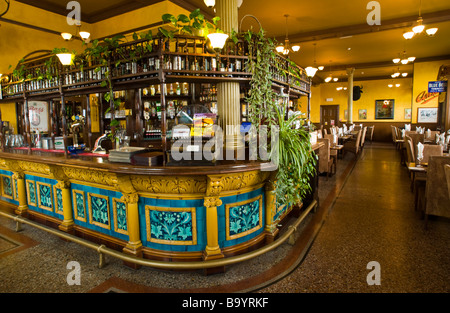 Viktorianische geflieste bar und Essbereich Zimmer des The Walerloo Hotel Pillgwenlly Newport South Wales UK Stockfoto