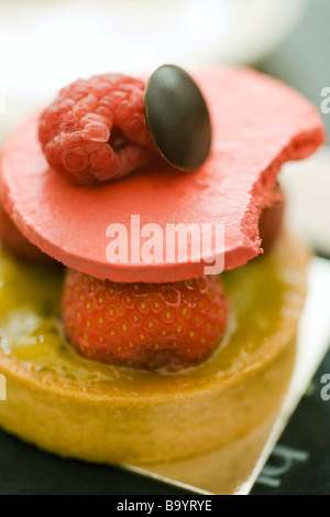 Torte mit frischen Beeren garniert Stockfoto