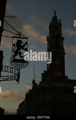 Uhr rote Löwe Hauszeichen Colchester Town Hall, im Winter mit einem tiefstehende Sonne Silhouette Abenddämmerung Stockfoto