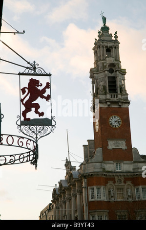 Uhr Haus roten Löwen unterzeichnen Colchester Town Hall, im Winter mit einem tiefstehende Sonne. Stockfoto