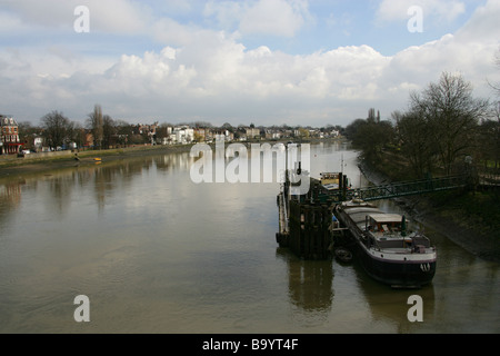 Blick auf die Themse von Kew Bridge, Blick nach Osten, Kew, Richmond, Surrey, UK Stockfoto