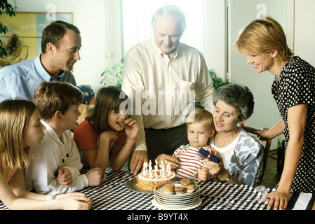 Familie versammelten sich um Geburtstagskuchen Stockfoto