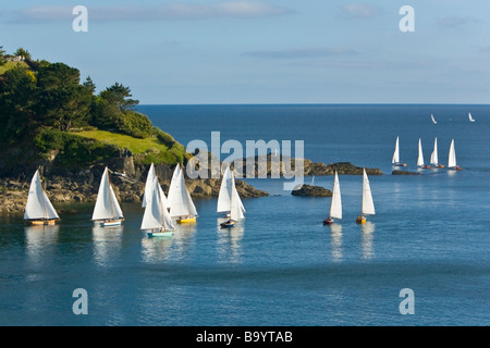 Troy Klasse Segelboote in Fluss Fowey Mündung Köpfen heraus zum Meer vorbei an Polruan. Stockfoto