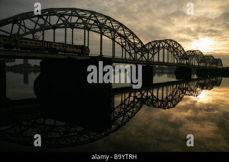 Zug der Stahl gewölbte Eisenbahn-Brücke über den Fluss Daugava, Riga, Lettland Stockfoto