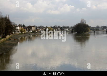 Blick auf die Themse von Kew Bridge nach Osten, Kew, Richmond, Surrey, UK Stockfoto