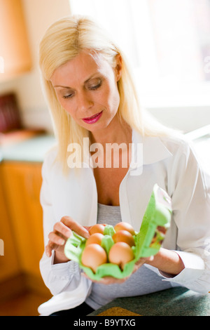 Frau mit Box von Eiern Stockfoto