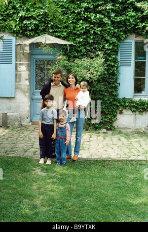 Familie stand vor Haus, Porträt Stockfoto