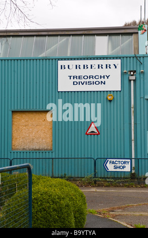 Mit Brettern vernagelt geschlossenen ehemaligen Burberry Kleiderfabrik in Treorchy Rhondda Valley South Wales UK Stockfoto