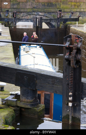 Schmale Boot auf der Herzöge Lock 92, Rochdale Kanal Castlefield, Manchester, England, Winter 2009 Stockfoto