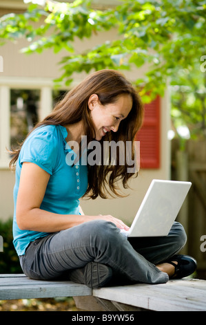 Asiatische Frau arbeitet an einem Laptop-computer Stockfoto