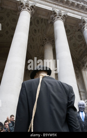 Schaufensterpuppe in Schlinge bei antikapitalistischen Protest gegen Banken und G20-Gipfel in London 1. April 2009 Stockfoto