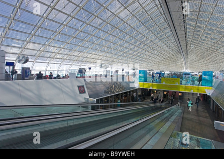 Charles de Gaulle Flughafen, terminal Gebäude Innenraum mit Stahl und Glas Dach, Paris, Frankreich, Europa Stockfoto