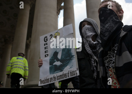 Antikapitalistische Jugendliche in Masken protestieren gegen G20-Gipfel in London, 1. April 2009 Stockfoto