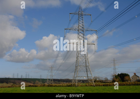 Obenliegende Elektrizität Stromkabel und Pylonen Pembrokeshire Wales UK Europe Stockfoto