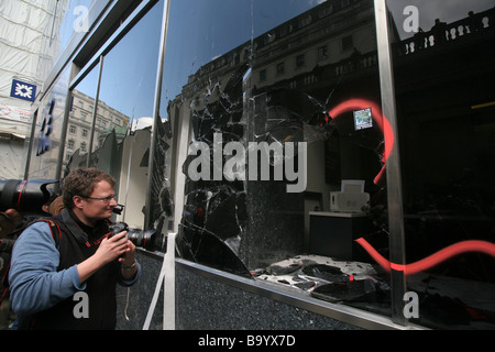 Windows der Royal Bank of Scotland während antikapitalistische Demonstration in The City of London, UK Gebäude beschädigt Stockfoto