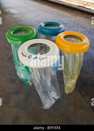 Farbcodierte recycling Taschen Bologna Station Italien weiß für Papier gelb für Plastik blau für Aluminium grün für Restmüll Stockfoto