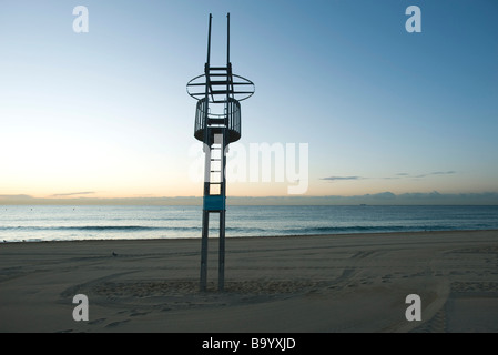 Rettungsschwimmer Stuhl am einsamen Strand Stockfoto