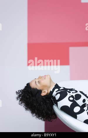 Junge Frau mit Kopf zurücklehnen, relaxen Stockfoto