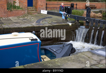 Schmale Boot auf der Herzöge Lock 92, Rochdale Kanal Castlefield, Manchester, England, Winter 2009 Stockfoto