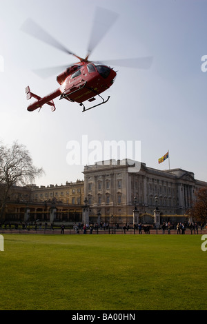 Der Londoner Air Ambulance Säume zieht nach der Reaktion auf einen Notfall vor Buckingham Palace Stockfoto