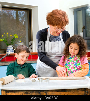 Großmutter und Grandchilds zusammen Kekse backen Stockfoto