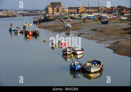 Kleine Fischerboote vertäut im Hafen von Shoreham Stockfoto