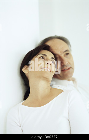 Älteres Paar einander gelehnt Stockfoto