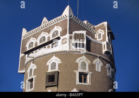 Quadratischer Raum auf Rundturm Adobe Mud Brick House mit verzierten Fenstern, Sana ' a oder Sanaa, der Hauptstadt der Republik Jemen Stockfoto