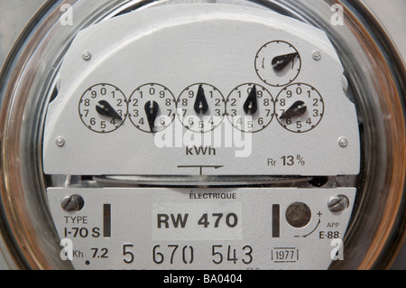 Hydro Meter vor einem Haus Stockfoto