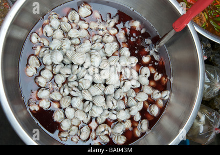 Nahaufnahme von würzigen Chili-Muscheln auf einem Bangkok Straße stand Thailand Stockfoto