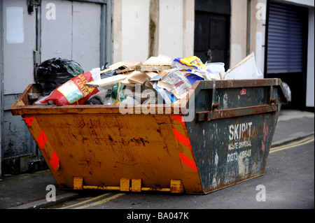 Ein voller Bauschutt überspringen Stockfoto