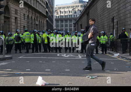 Demonstrant Pässe Polizeiabsperrung bei antikapitalistischen Protest gegen G20-Gipfel in London, 1. April 2009 Stockfoto